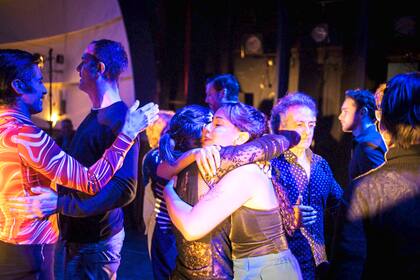 Previo a la función, los actores cumplen con un saludo de rutina y una plegaria para que todo marche bien