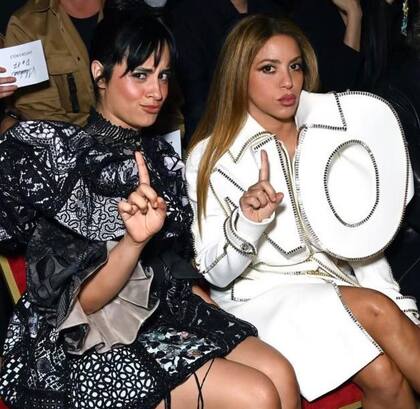 Previo a su llegada a Paris Fashion Week, la cantante colombiana pasó unas horas por Barcelona para dejar a sus hijos Milan y Sasha junto a su padre, Gerard Piqué