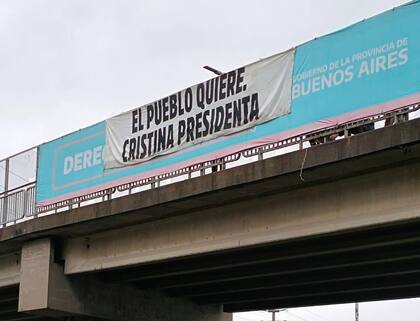 Previo a un acto en La Plata, aparecieron carteles a favor de la candidatura de Cristina Kirchner a la conducción del PJ