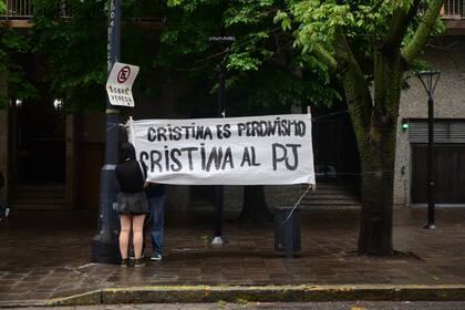 Previo a un acto en La Plata, aparecieron carteles a favor de la candidatura de Cristina Kirchner a la conducción del PJ