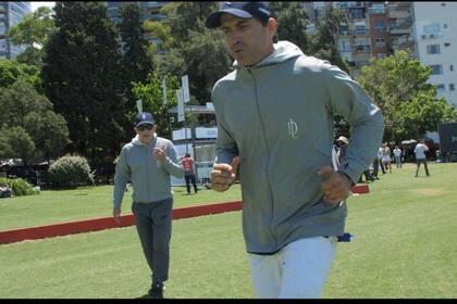 Juan Carlos "Paidu" Menchón trabaja el cuerpo de Adolfo Cambiaso desde 2011