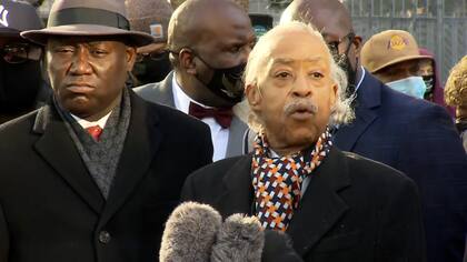Previo al inicio del juicio, el reverendo Al Sharpton dijo a los medios de comunicación: "el mundo fue testigo de la muerte de George Floyd"
