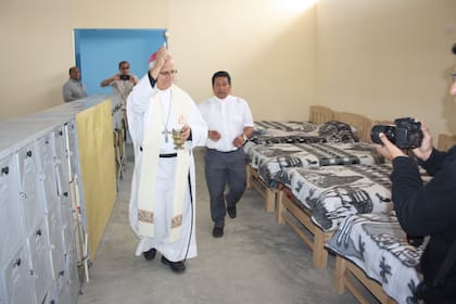 Prevost bendice el centro de acogimiento de Villa San Vicente de Paul, a las afueras de Chiclayo