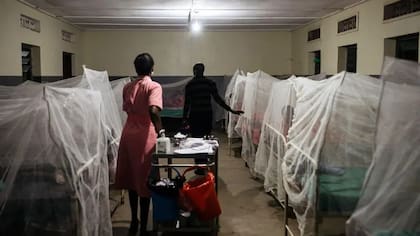 Pricilla Chebiira administra inyecciones diarias de medicamentos a pacientes con leishmaniasis visceral en el Hospital Amudat