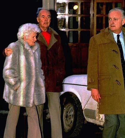 Priebke junto a su mujer en bariloche, antes de la extradición en 1995