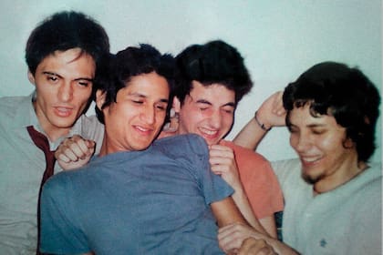 Prietto con Santi Moraes y amigos en 2003, previo a la formación de Dasfemme-ins, su primera banda juntos