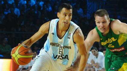 Prigioni en acción, con una de las camisetas a las que más les dio en su carrera: la de la Argentina