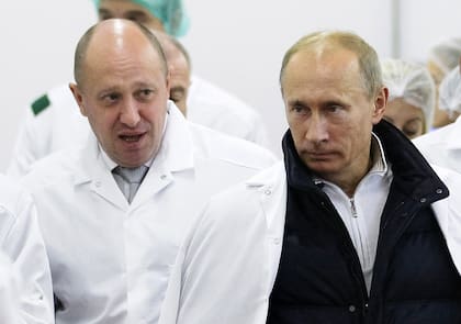 Prigozhin junto a Putin en 2010 (Alexei Druzhinin, Sputnik, Kremlin Pool Photo via AP, File)