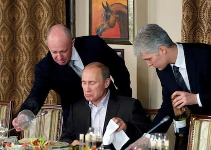 Prigozhin y Vladimir Putin en una cena para periodistas extranjeros en Moscu en 2011