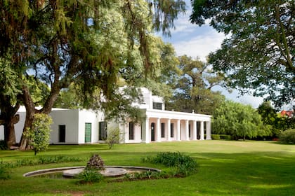 Prilidiano Pueyrredón heredó la propiedad y la modernizó sin abandonar el estilo colonial. Ensanchó la galería que da al río, reemplazó las columnas de lapacho por ocho columnas de orden toscano y remodeló el mirador.