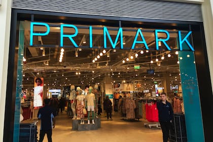 Primark ha mantenido firmemente su enfoque de producir mucho y vender barato en el comercio minorista