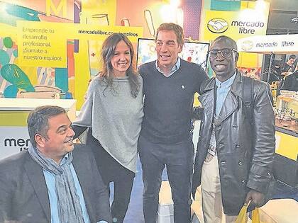 Primer contratado. El joven argentino David Faye Da Silva, con Triaca, Stanley y Santilli