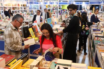 Primer día con público en la Feria del Libro de Buenos Aires.