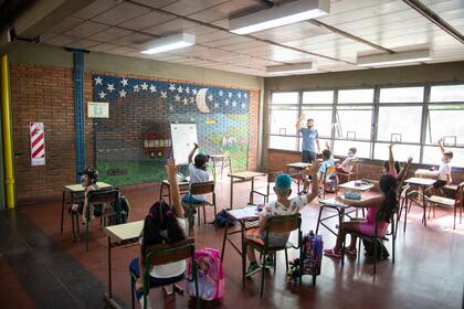 Los estudiantes concurren de lunes a viernes en dos turnos de tres horas y media