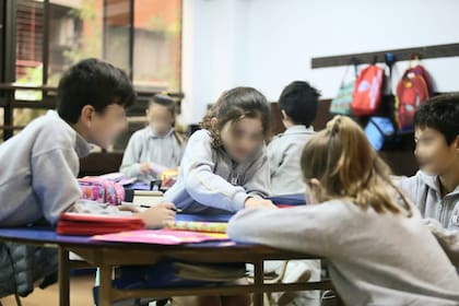 Los alumnos del Island International School disfrutan de su primera clase sin el tapabocas