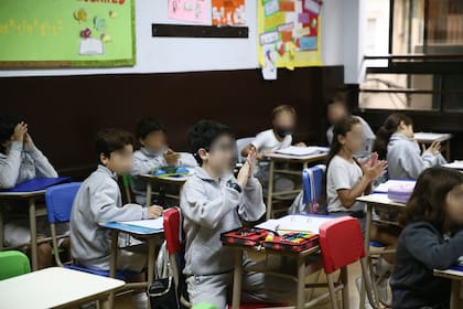 Primer día de clases sin barbijo en la Escuela Nº4, ubicada en el barrio de Palermo