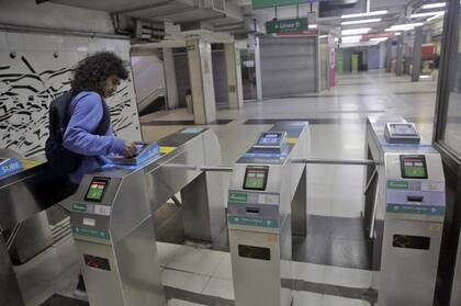 Primer día de cuarentena en Buenos Aires, controles, Obelisco, Subtes, policía, autopista