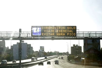 Primer día de cuarentena en Buenos Aires, controles, Obelisco, Subtes, policía, autopista