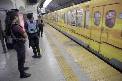 Agentes de la Policía de la Ciudad vigilaron los movimientos en las estaciones ferroviarias