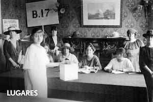 Primer ensayo de voto femenino, en la mesa, al centro, Elvira Rawson de Dellepiane, 1920.