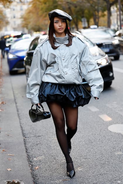 "Primer fashion week in Paris”, escribió Emilia Mernes desde la semana de la moda parisina. La cantante asistió como invitada al desfile de Vaquera
