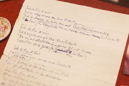 Primer manuscrito original de un de las canciones más populares de Argentina, "Solo le pido a Dios".