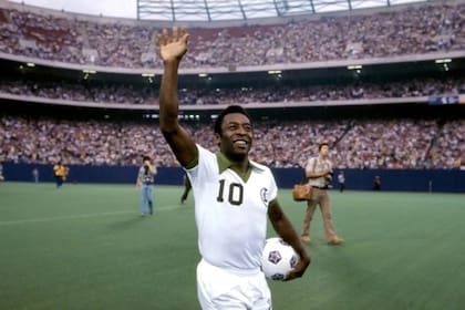 Primer partido de Pele en el Cosmos, en el estadio de los Giants repleto de público; Nueva York se entregaba al fútbol