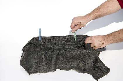 Primer paso: forrar el interior del canasto con tela media sombra, para evitar la pérdida de sustrato.