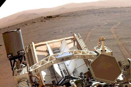 Primer plano del rover Perseverance Mars de la NASA mientras mira hacia atrás a las huellas de sus ruedas el 17 de marzo de 2022, el día 381, o sol, marciano de la misión