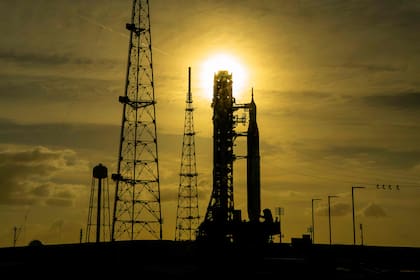 Primer plano destacado: el cohete Space Launch System (SLS) y la nave Orion de la misión Artemis II de la NASA descansan sobre la plataforma de lanzamiento 39B del Centro Espacial Kennedy, en Cabo Cañaveral, Florida, el 31 de marzo de 2026, en la víspera de la misión lunar tripulada