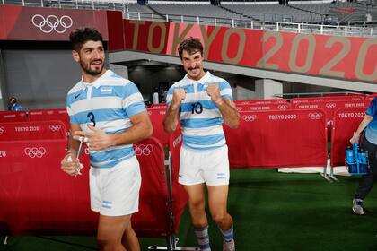 Primer plano para la alegría de Germán Schulz (3) y de Felipe Del Mestre (13) luego del triunfo de los Pumas 7s ante Sudáfrica.