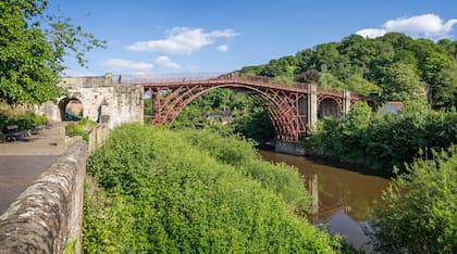 Primer puente de hierro del mundo sobre el río Severn en Ironbridge, Shropshire, Reino Unido el 19 de mayo de 2024