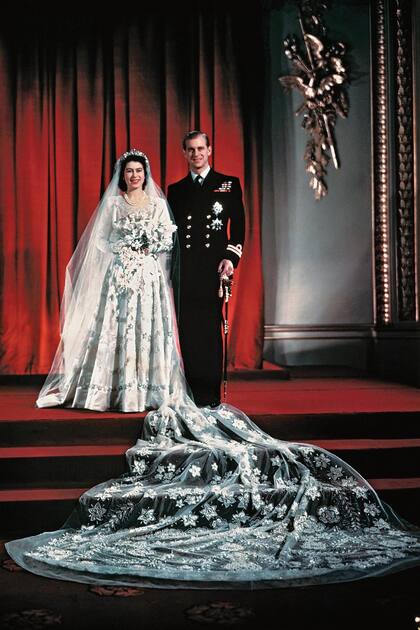 Primer retrato del apuesto duque de Edimburgo con su mujer. Las medidas de austeridad todavía estaban en vigor e Isabel juntó tres mil cupones de racionamiento para pagar su vestido de novia a Norman Hartnell. La boda fue la primera gran celebración después de la guerra