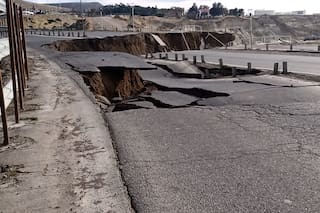Tras un fuerte ruido, un sector clave de la ruta 3 en Chubut colapsó y se partió en dos