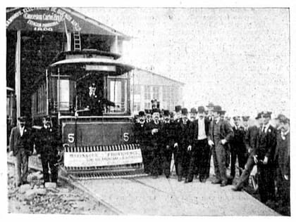Primer tranvía con miriñaque salvavidas, que comenzó a funcionar en 1899.