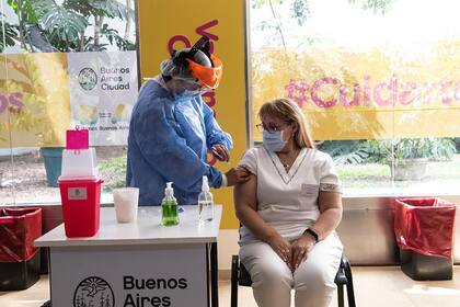La enfermera Karina De La Iglesia fue la primera persona que recibió la vacuna contra el Covid-19 en la ciudad de Buenos Aires 