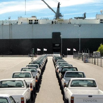 Primera exportación de pick ups Hilux a Brasil, en 1997