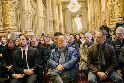 Primera fila: Christian Rainone, Mo Yan y Fabián Martínez Siccardi en la recepción oficial en el Salón Dorado del Teatro Colón