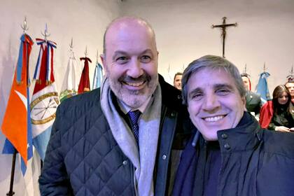 Primera foto entre Sturzenegger y Caputo como ministros con la que alejaron cuestionamientos sobre una presunta mala relación entre ambos.