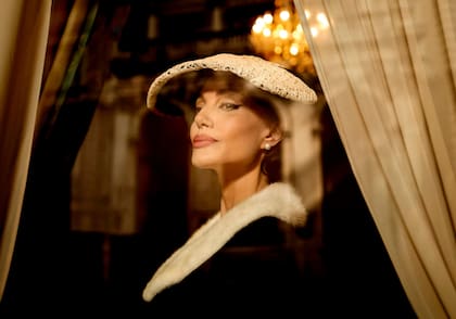 Primera imagen de Angelina Jolie como Maria Callas, en la película del chileno Pablo Larraín que se conocerá en Venecia 2024