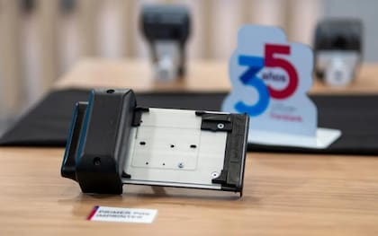 Primera “impresora” manual para estampar los datos de las tarjetas en los
papeles carbónicos. El comerciante tomaba la tarjeta del cliente, la colocaba en una “impresora” manual, hacía correr una suerte de manija y estampaba los datos del plástico sobre papel carbónico