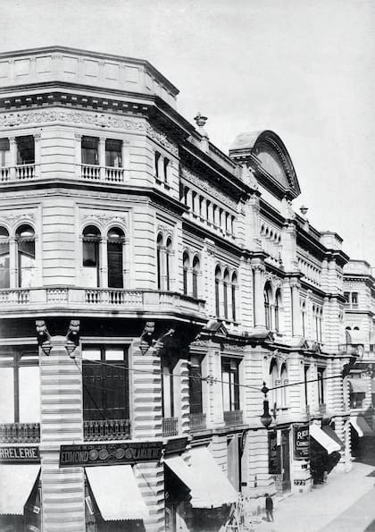 Primera Sede del Museo nacional de Bellas Artes. 1896 en el edificio del Bon Marché de la calle Florida, hoy Galerías Pacífico.