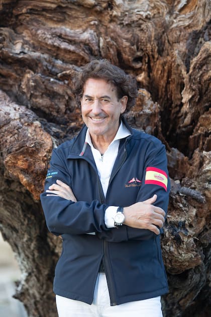 "Primera vuelta al mundo", el desafío que lleva adelante el deportista con su pequeña embarcación, homenajea los 500 años de la primera circunnavegación que, en 1522, realizó Juan Sebastián Elcano, y que había comenzado Fernando de Magallanes, en 1519.