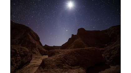 La luna creciente en un cañadón cercano al río San Pedro. En las afueras de San Pedro de Atacama