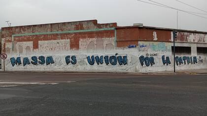 Primeras pintadas por la candidatura presidencial de Sergio Massa en la ciudad de Buenos Aires