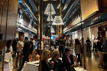 Primeras visitas de invitados y coleccionistas a la feria de arte contemporáneo de Estambul, que este jueves abrirá al público