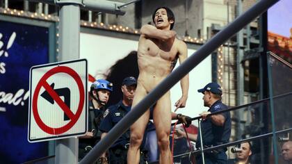 Primero, el hombre se dedicó a vociferar varios gritos contra Donald Trump