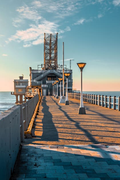 Primero se construyó una explanada de acceso y luego el restaurante y confitería, con un diseño que simula el casco de un buque