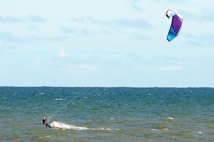 Primero se dedicó al windsurf tanto en la ribera de San Isidro
como en Punta y desde hace años,
se pasó al kitesurf