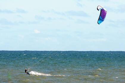 Primero se dedicó al windsurf tanto en la ribera de San Isidro
como en Punta y desde hace años,
se pasó al kitesurf 